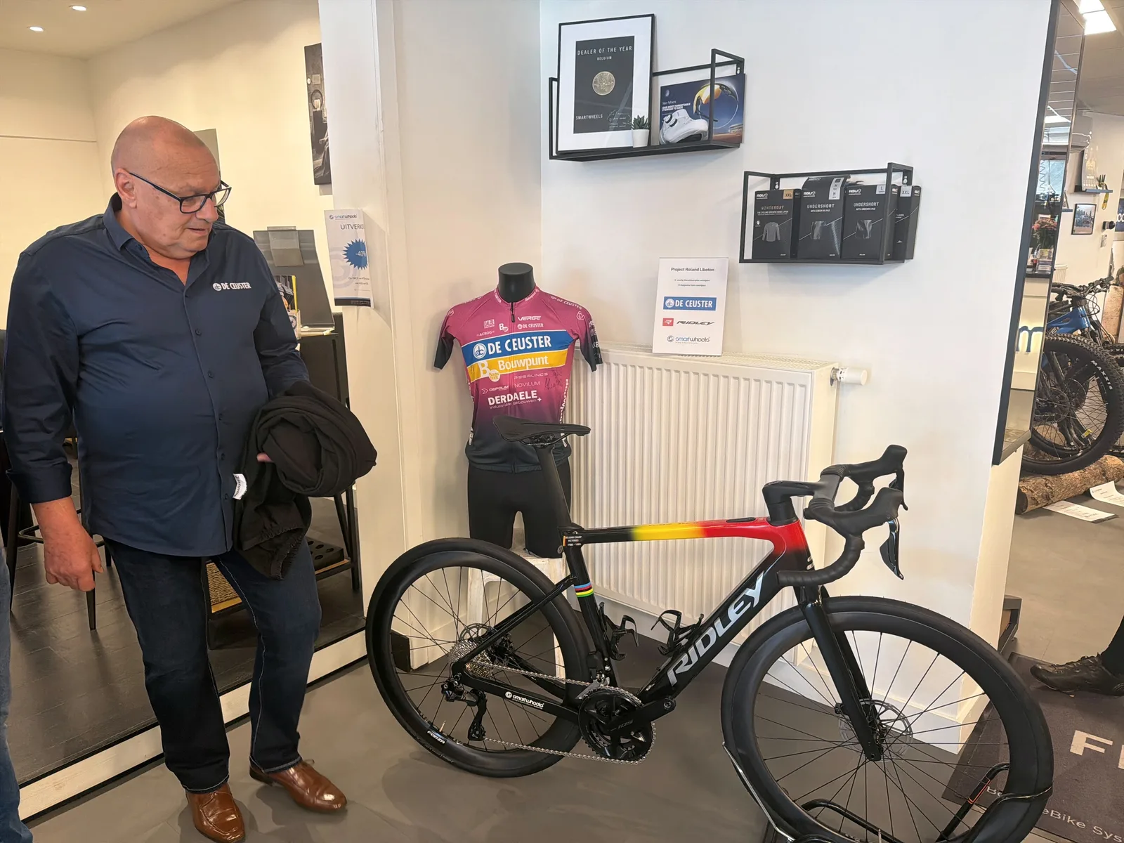 Roland Liboton kijkt naar fiets