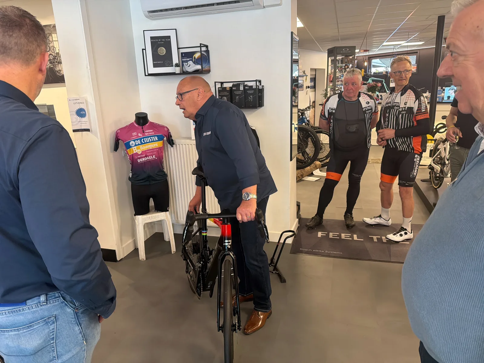 Roland Liboton met fiets met trui in de hoek