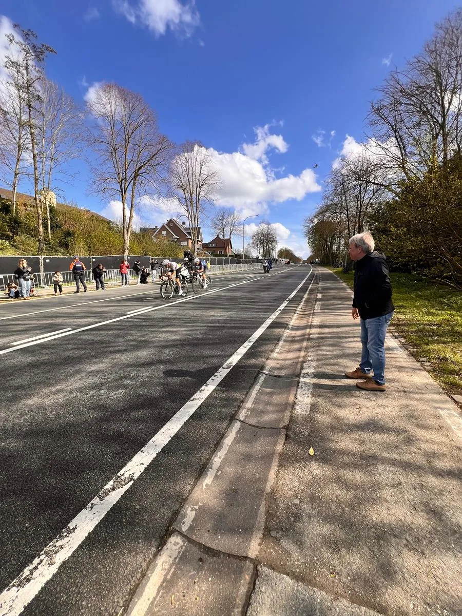 Garry Hagger moedigt wereldkampioen Tadej Pogačar aan tijdens de Ronde
