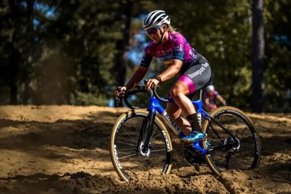 Lotte Baele is klaar voor haar eerste BK bij de Elite: “Wie zaterdag het meest technische is, recht blijft en geen pech krijgt, pakt de driekleur!”