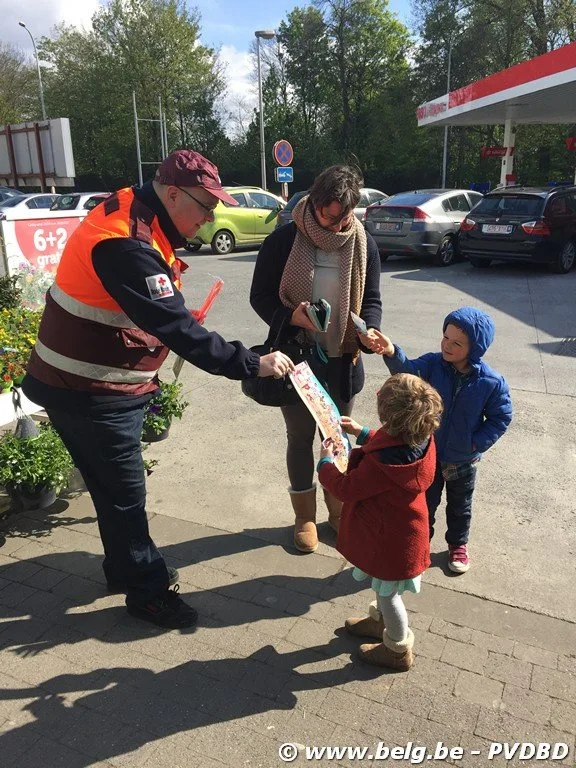 Dilbeekse Rode Kruisvrijwilligers paraat voor zelfkleververkoop