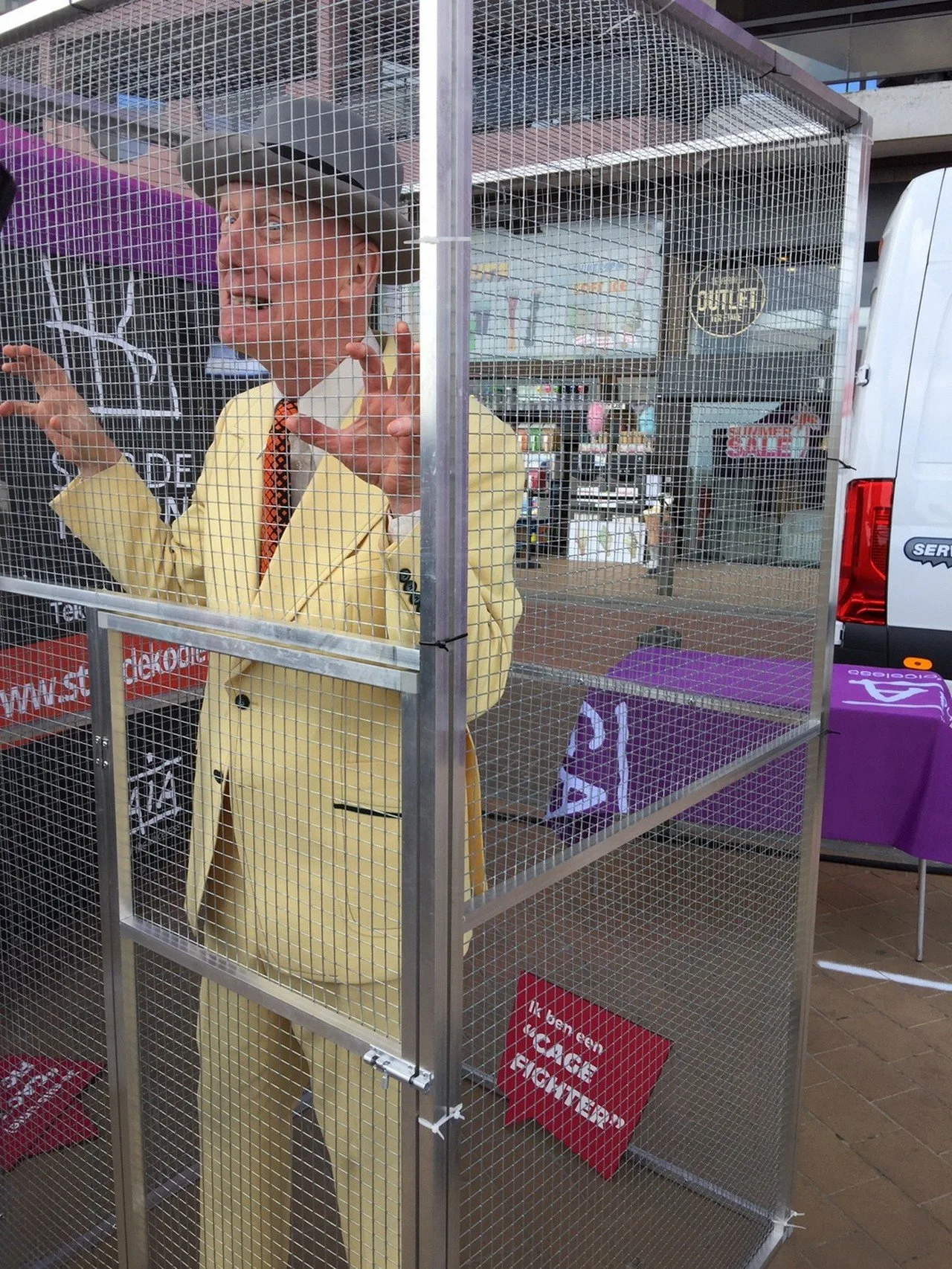 ZOMERTOURNEE 2019 // GAIA sluit Herr Seele op in kooi