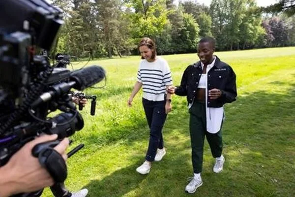 Cynthia Bolingo met camera