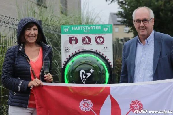 Buurtcomité De Mattein onthuld AED