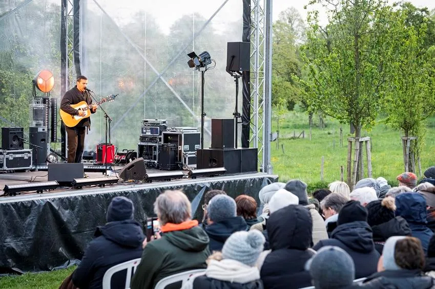 Gabriël Rios laat 500 mensen genieten van eerste dauwconcert.