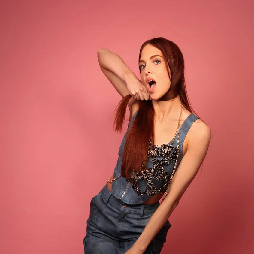 Twiggii Quinn betovert en verleidt met ‘My Love’