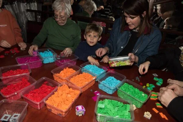 Lego kerstballenbouwers aan het werk