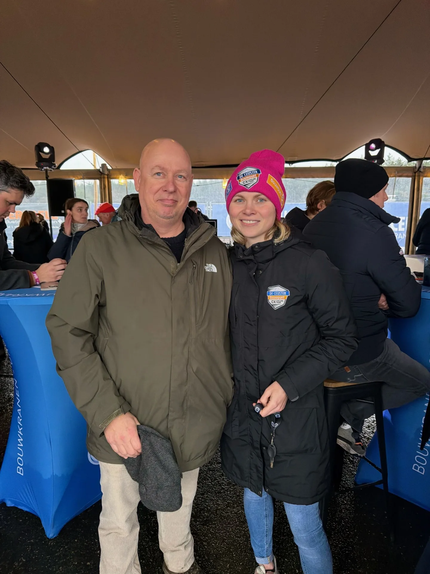 Laura Verdonschot krijgt bijzondere afscheidstekening van Lommelse illustrator