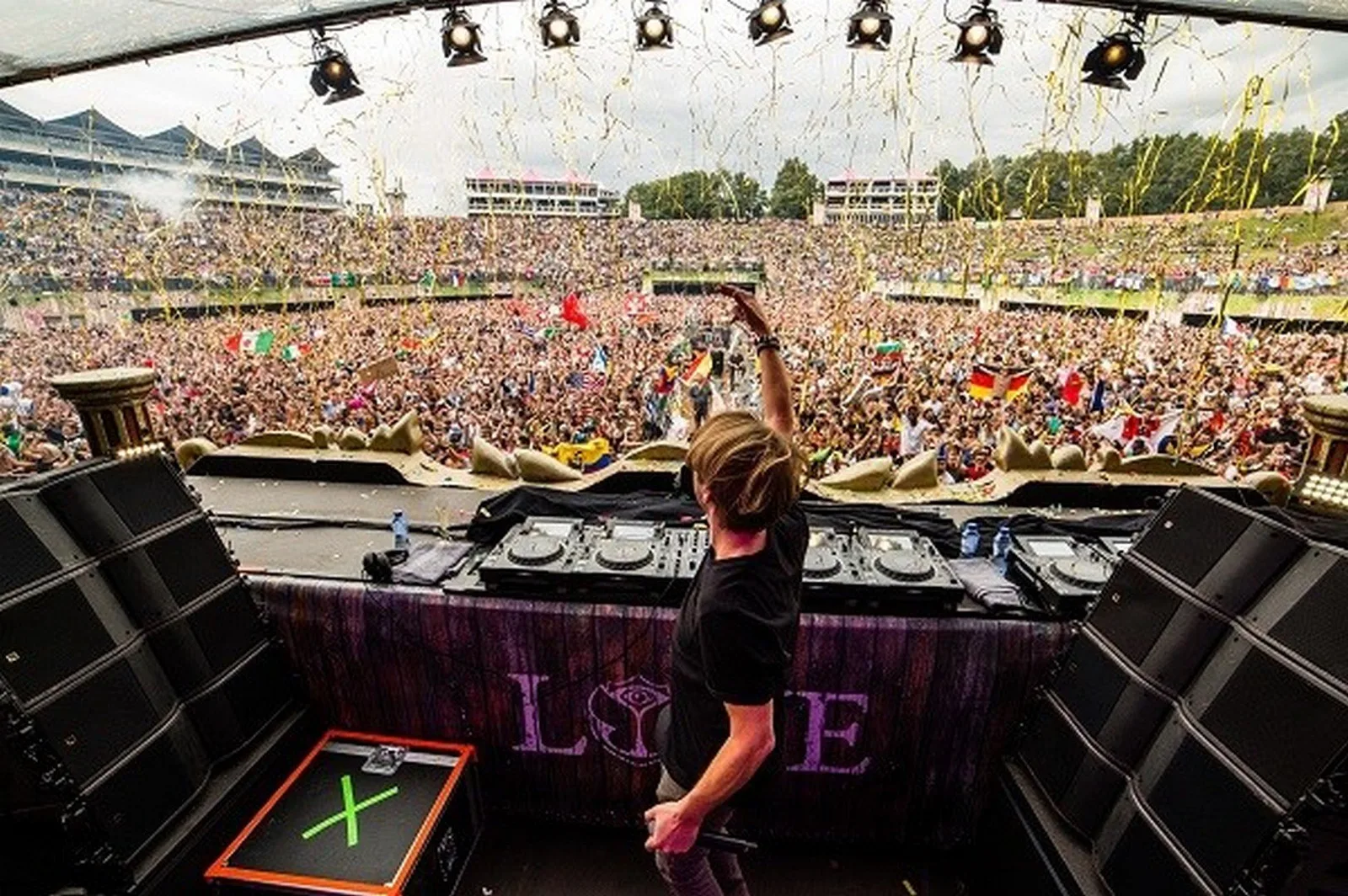 REGI WARMT OP VOOR FINALE VAN BASKETBALL