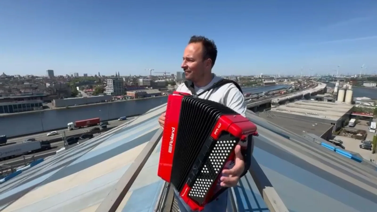 Johan Veugelers Zanger-accordeonist schrijft geschiedenis op het dak van het Sportpaleis