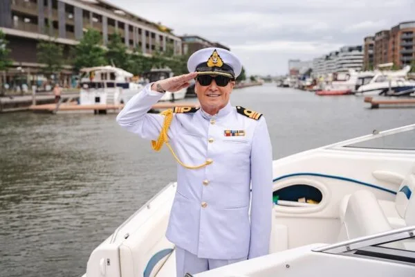 Bart Kaëll in boot ingezoomd