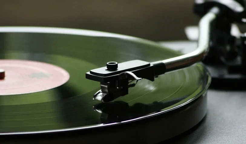 Rode Kruis en Gentse platenwinkels werken samen