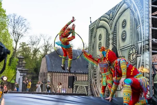 Lumineus bloesemfestival vierde editie 2025 acrobatie