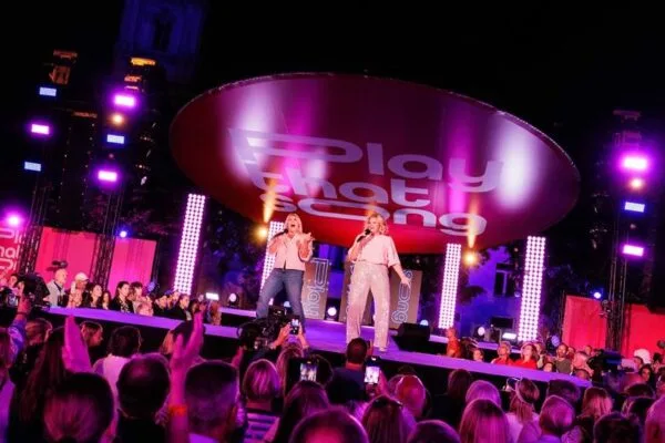 PLAY THAT SONG HALLE Sandra Kim en Celien hermans