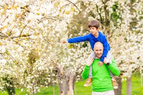 Bilzen-Hoeselt man met kind op schouder