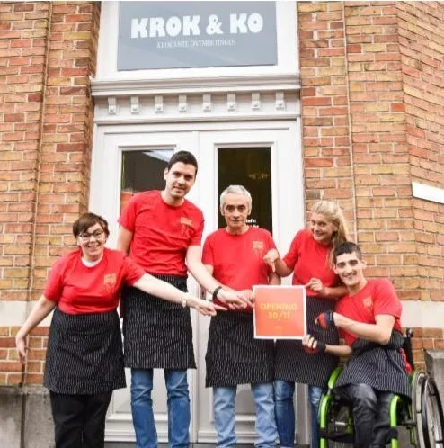 Krok & Ko medewerkers Itterbeek voor ingang