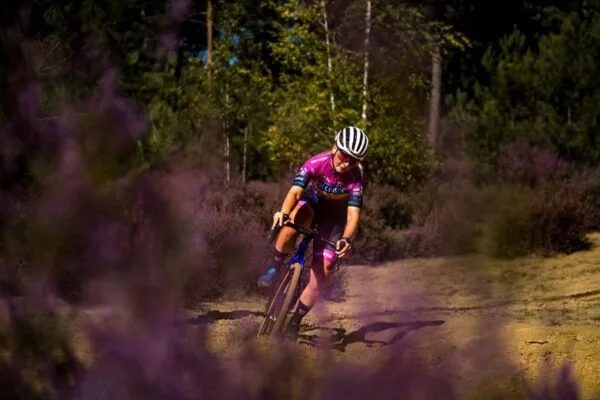 Lotte Baele in het zand neemt bocht