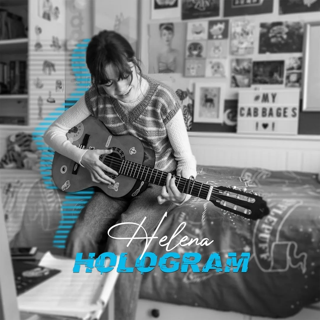 Helena -14jaar- start met hologram in haar slaapkamer.