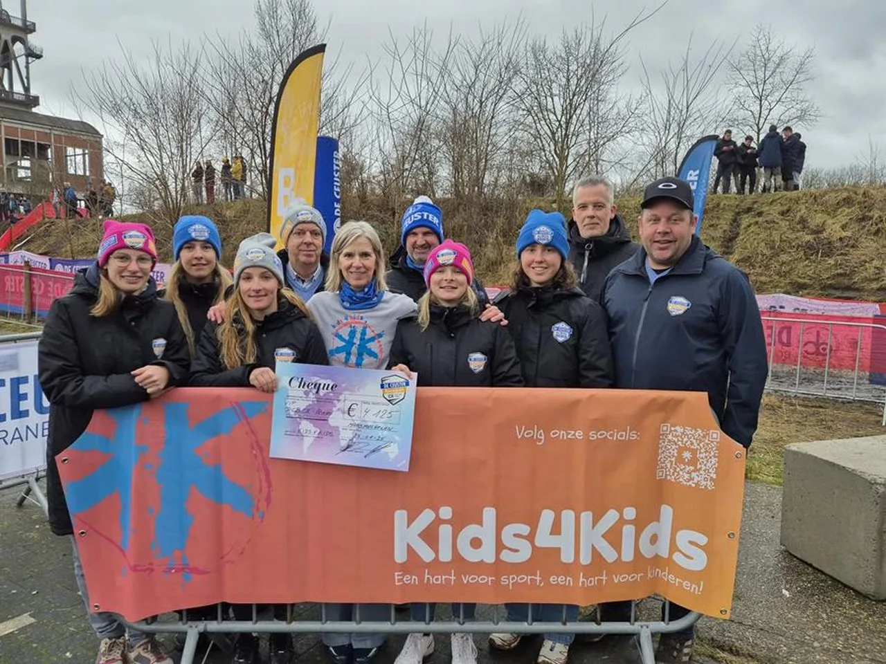 Vrouwenwielerteam schenkt 4125 euro aan Kids4Kids zodat kwetsbare jongeren kunnen sporten