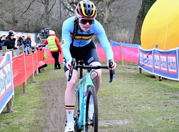 Zita Peeters op de fiets