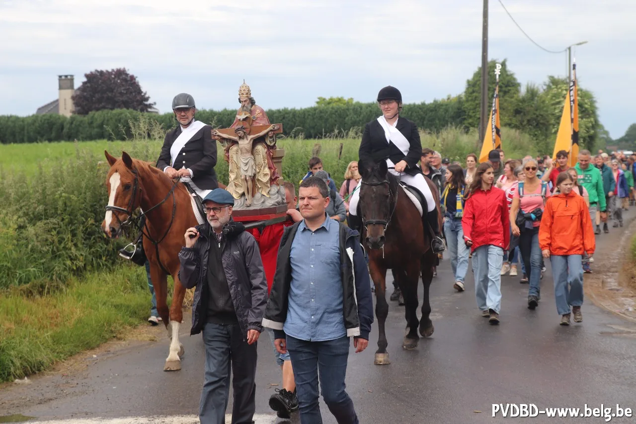 H. Drievuldigheidsprocessie onder dreigende wolken