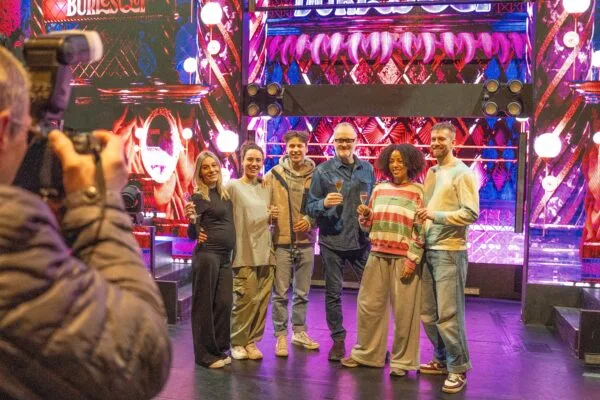 Burlesque Cast op podium