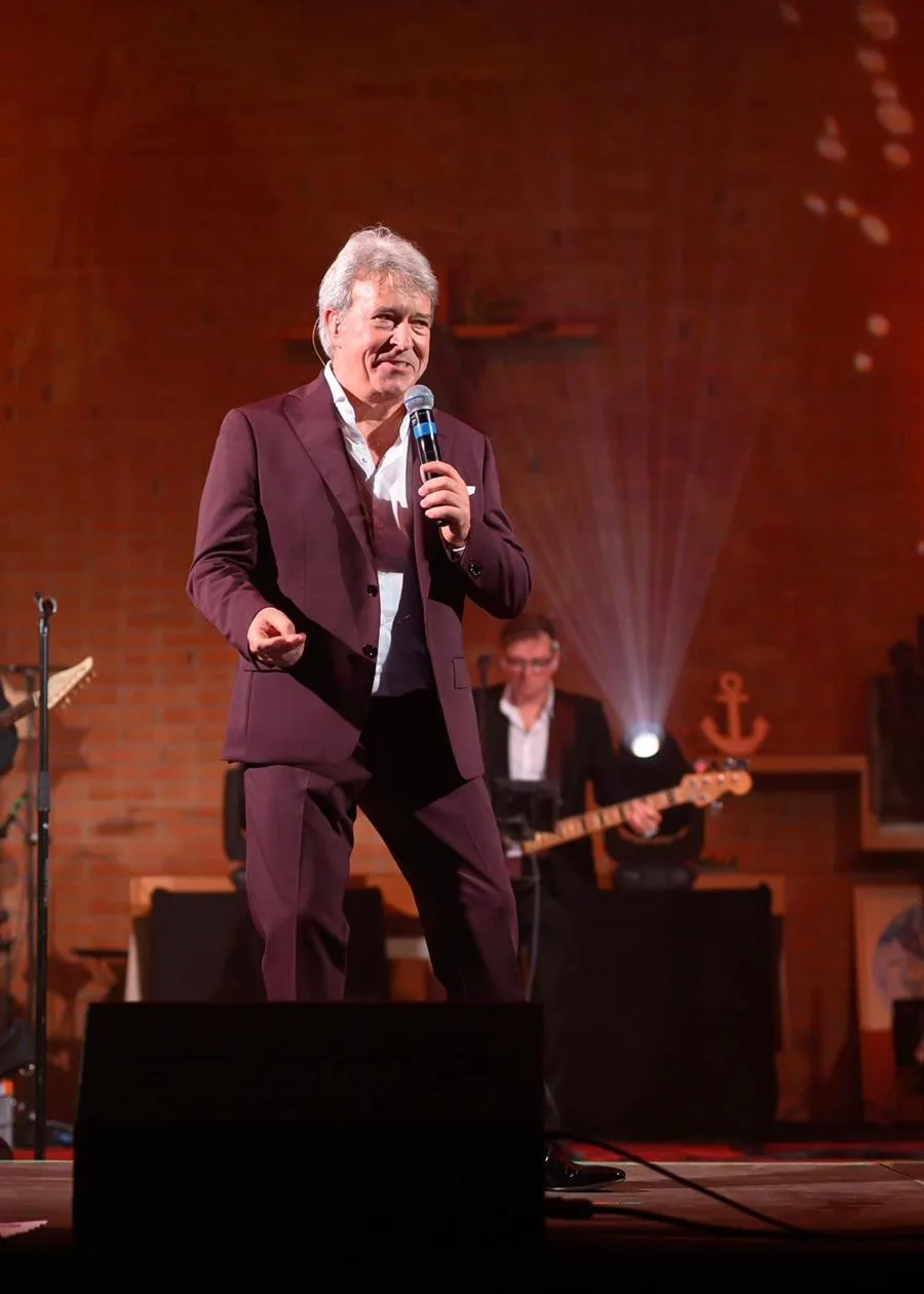 Garry Hagger staat alleen met piano in Fakkeltheater