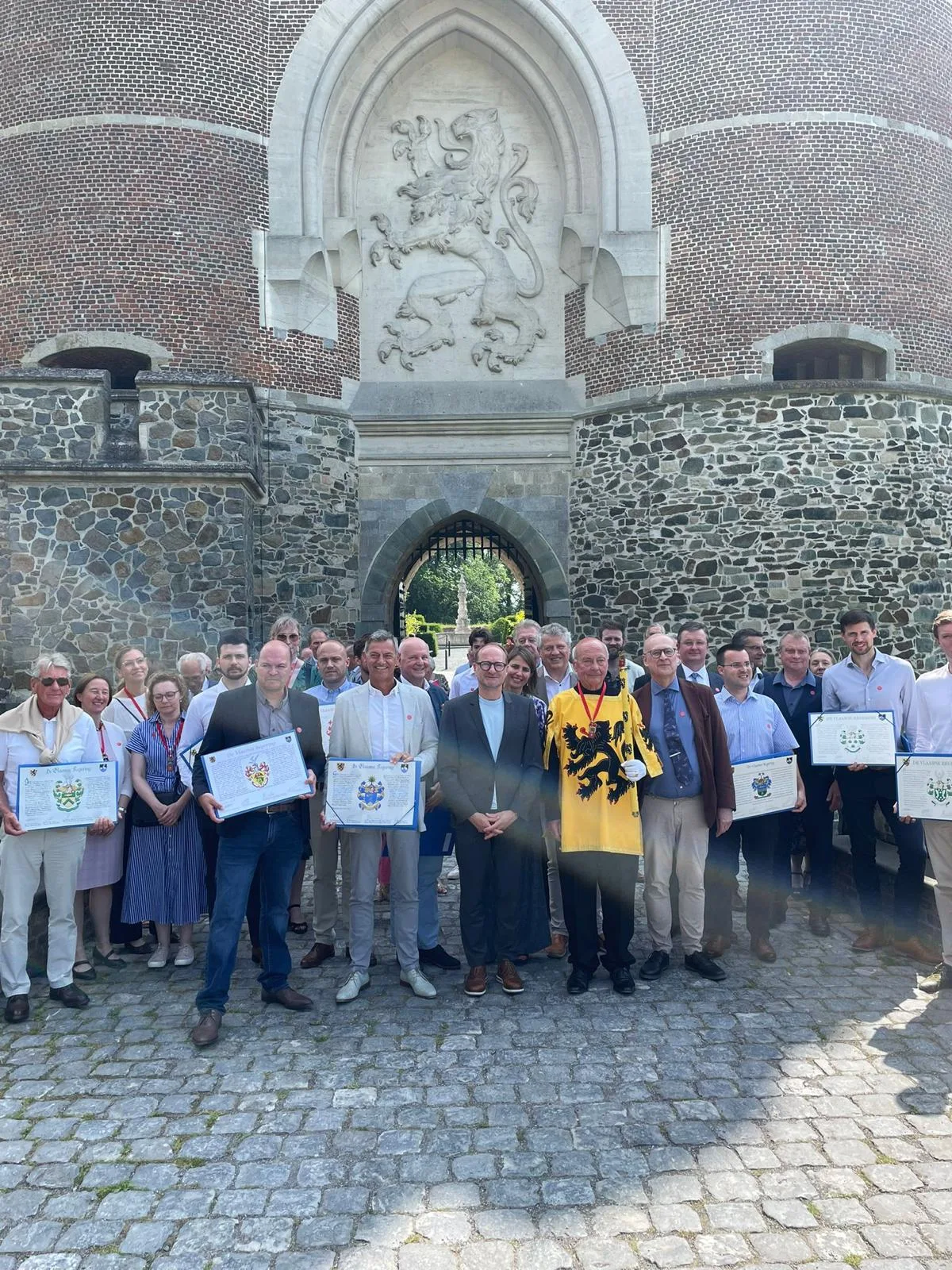 17 Vlamingen ontvangen persoonlijk wapenschild in het Kasteel van Gaasbeek