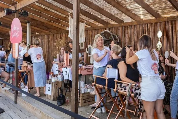 Tweede editie Kabukifest 2024 onder houten veranda