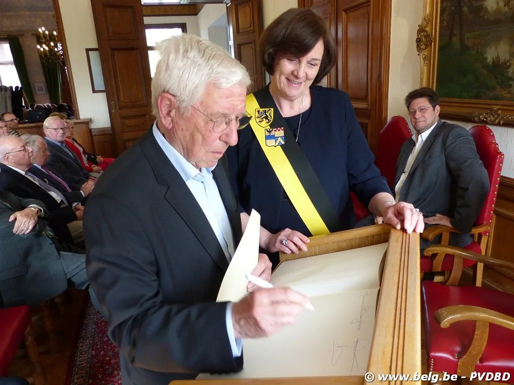 Verdienstelijke Dilbekenaren ontvangen eremedaille