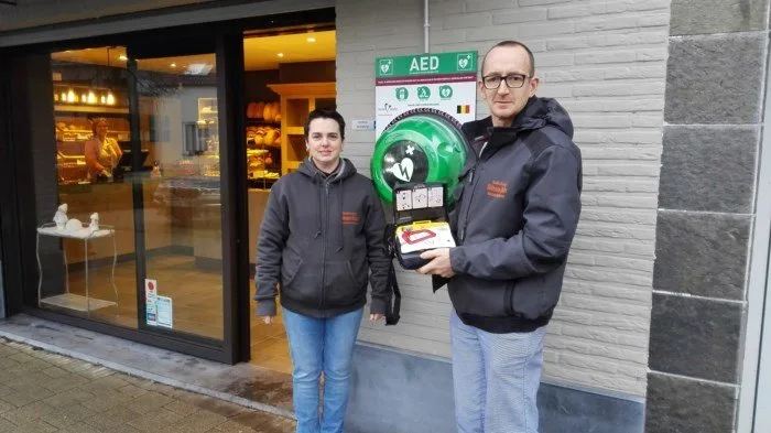 Bakker hangt en bekostigt zelf AED toestel