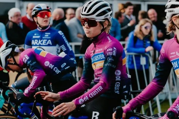 Laura verdonschot tussen collega's