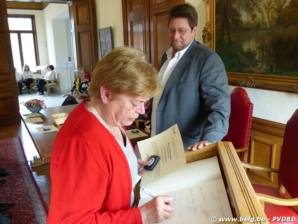 Verdienstelijke Dilbekenaren ontvangen eremedaille