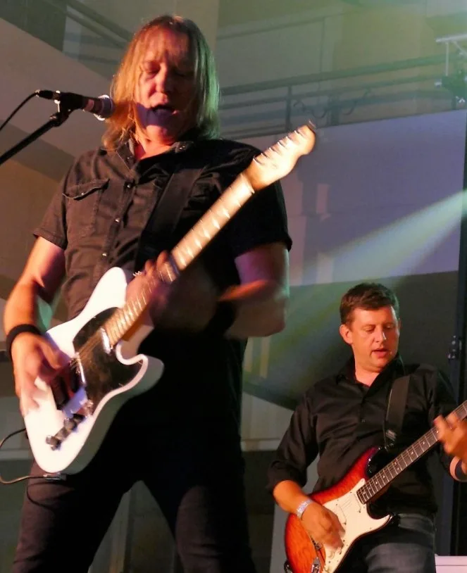 John Crombez op het podium met Belgian Quo Band