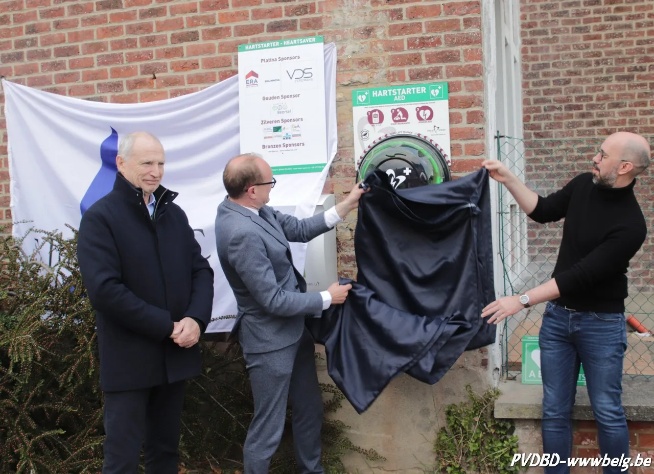 AED onthult in Alsemberg