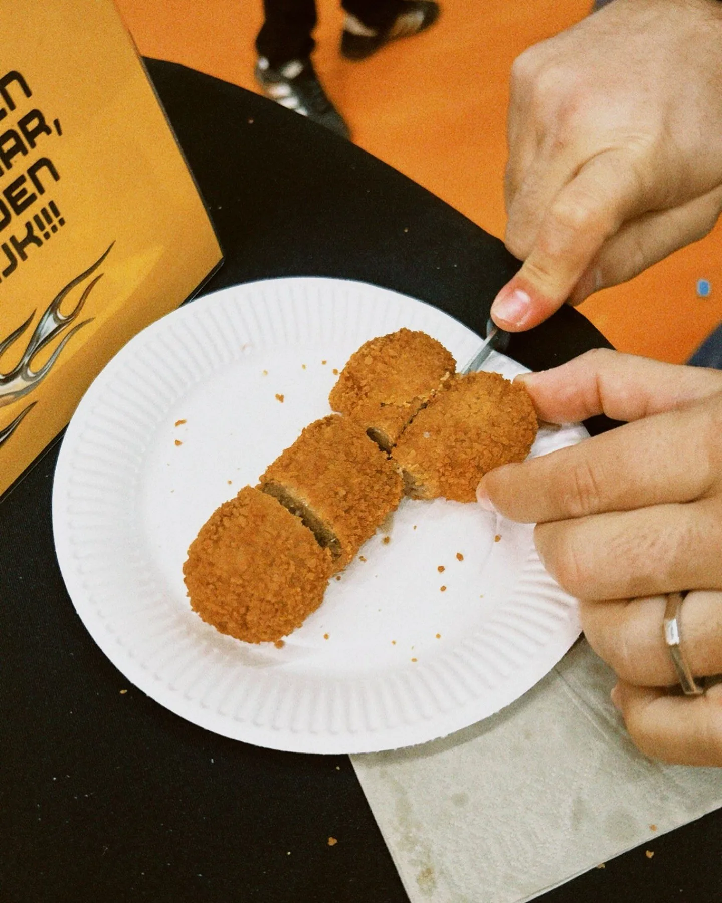 Kamping Kitsch Club lanceert fallusvormige frituursnack ‘De Perlut’