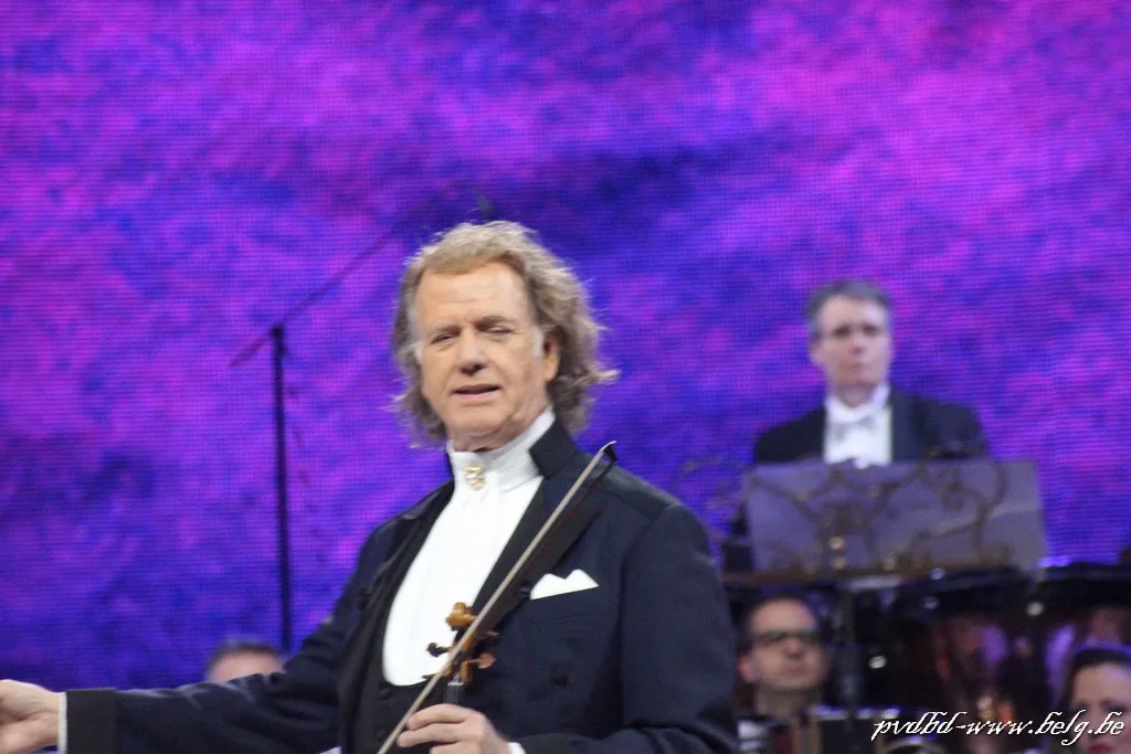 André Rieu op weg naar uitverkocht Sportpaleis en kondigt kerstconcerten 2025 in MECC Maastricht aan!