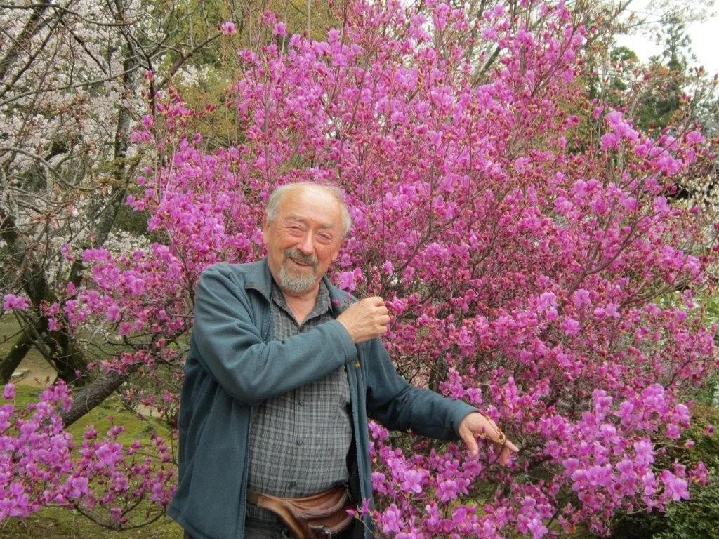 Paul Ricour (Merlina) helpt bij verkoop zelfklevers Rode kruis dilbeek