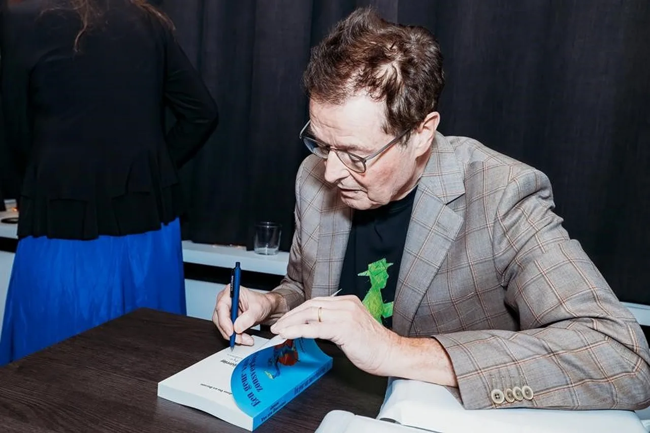 Johan Van den Driessche signeert