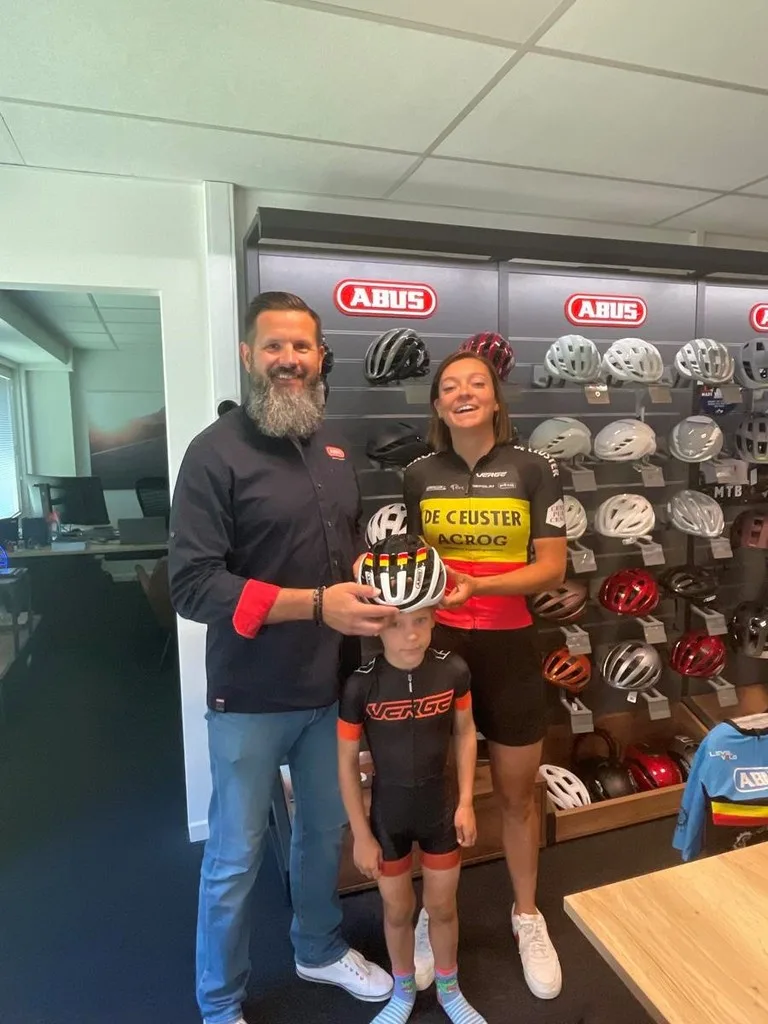 Jesse Vandenbulcke ontvangt triocolore fietshelm