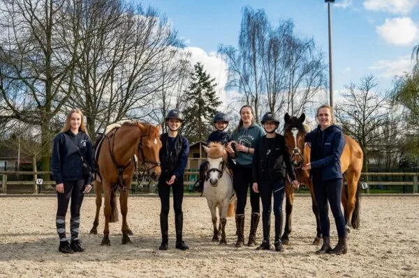 Mila Braeckman met leerlingen