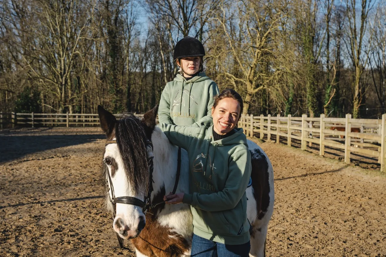 Stephanie Planckaert en dochter Elara in galop in naar Cavalluna
