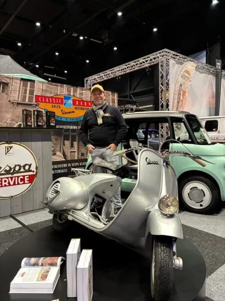 Interclassics Maastricht Maasmechelaar Mike Schiffeleers met Vespa V98 uit 1947 met boeken