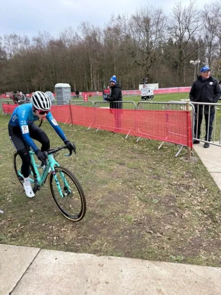 Zita Peeters op fiets in Sint-Niklaas