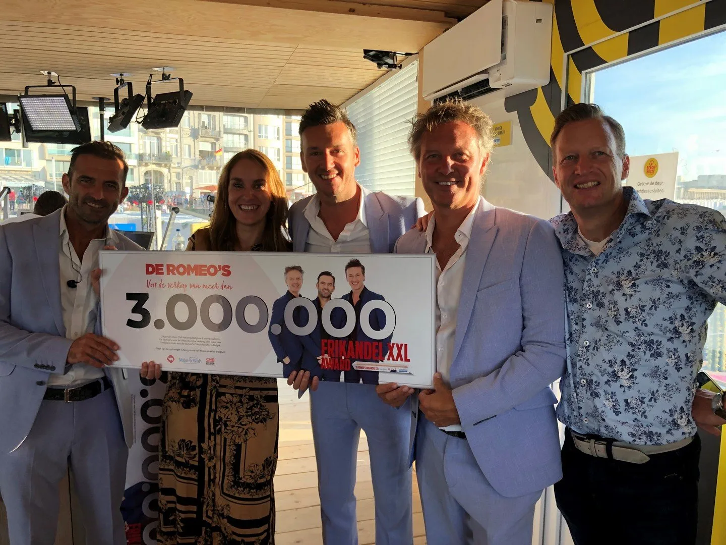 De Romeo’s verkochten 3 miljoen ‘Frikandel XXL’en organiseren hun eigen Belgisch kampioenschap ‘Romeo’s XXL frikandellen eten’.