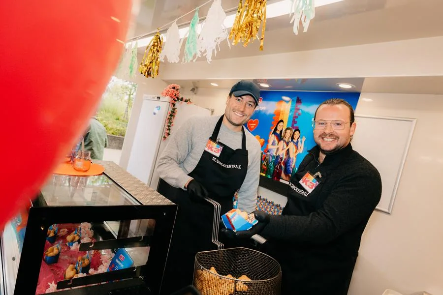 Viktor Verhulst en Maxim Sergeant presenteren de K3 Kaashartjes op de Nederlandse horecavakbeurs BBB Maastricht