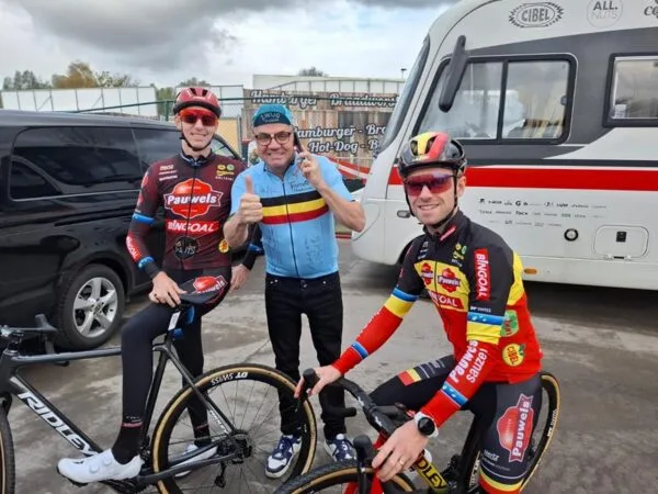 Steve Tielens tussen Michael Vanthourenhout en Eli Iserbyt