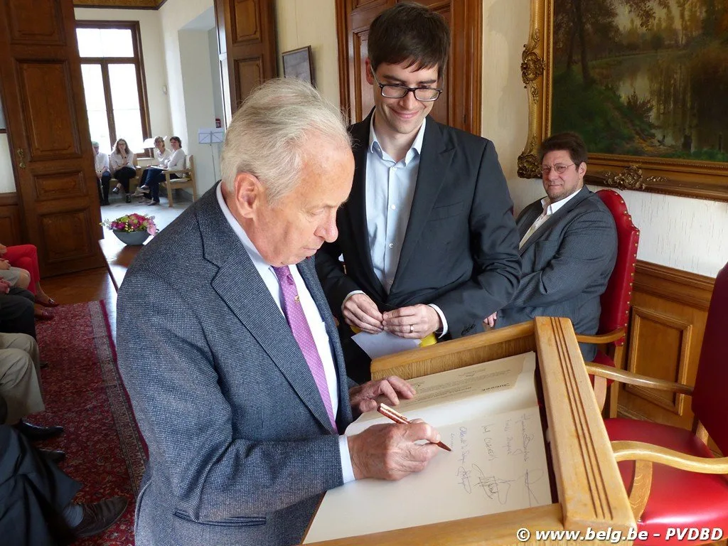 Verdienstelijke Dilbekenaren ontvangen eremedaille