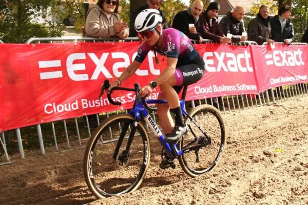 Denise Betsema in het zand Exact cross Meulebeke 2025