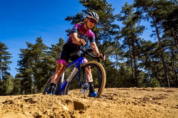 Lotte Baele van de fiets in het zand